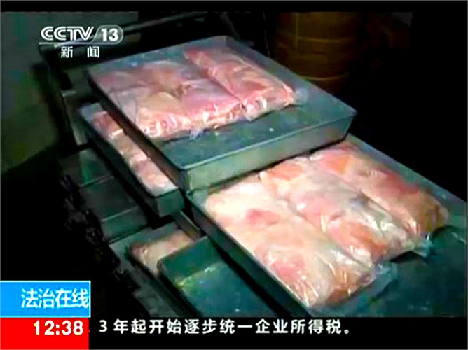 Thịt giả được xếp lớp, đóng gói trước khi đưa vào kho lạnh bảo quản.