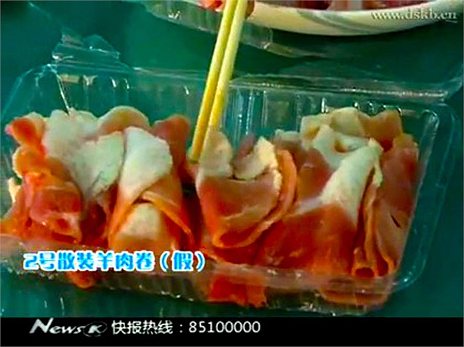 Dùng đũa tách ra thì phần mỡ ở thịt giả dễ bong hơn