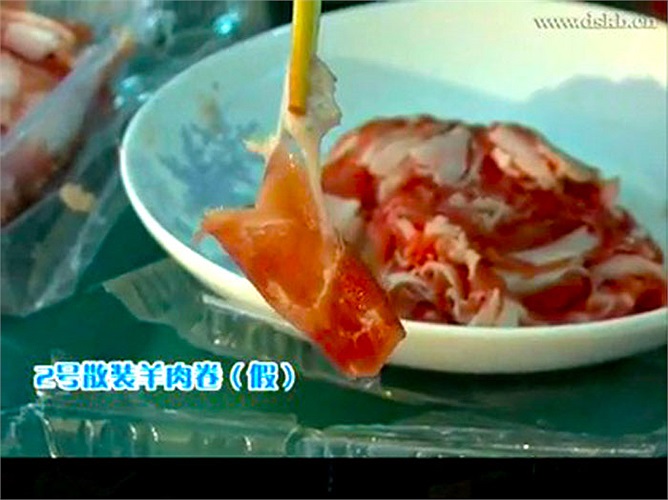 Người làm giả thịt cừu mua cáo, chồn nguyên con và thịt chuột về giết mổ chế biến với hóa chất gelatin, phẩm đỏ và nitrat.