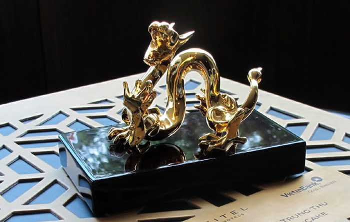 Bánh trung thu rồng mạ vàng gây ấn tượng