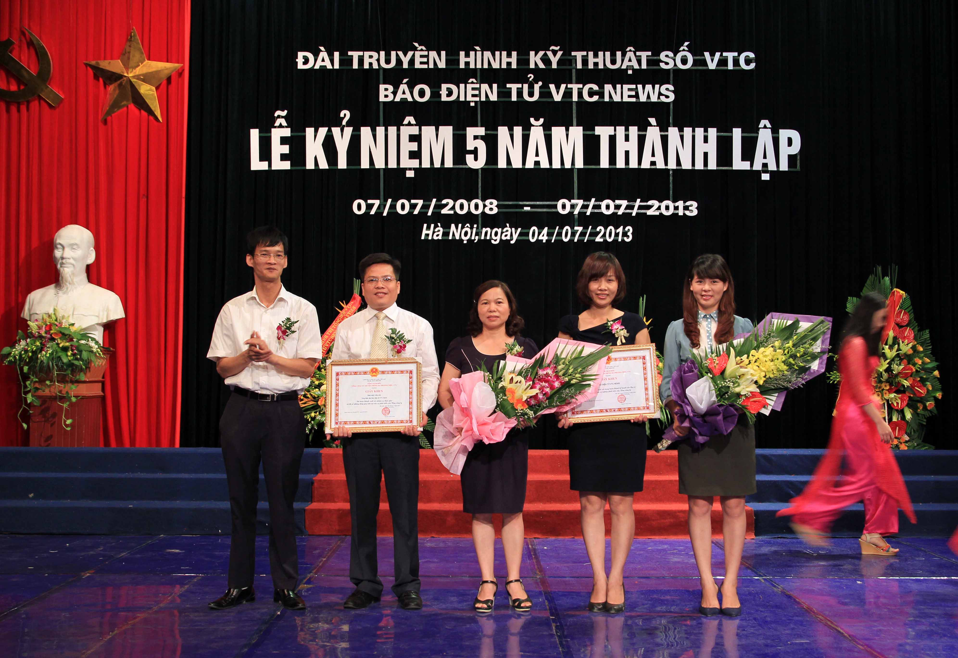 Tổng Giám đốc Tổng công ty Truyền thông Đa phương tiện VTC trao giấy khen cho tập thể cán bộ, công nhân viên Báo điện tử VTC News và cá nhân Tổng biên tập Ngô Văn Hải 