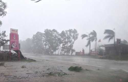 Bão bắt đầu đổ bộ vào Quảng Bình