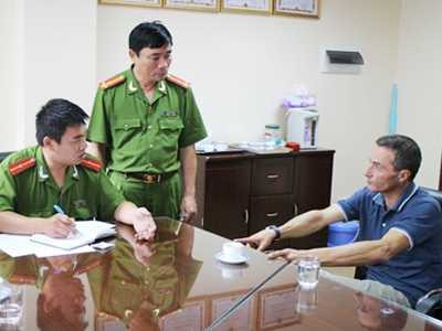 Đối tượng Larroque Olivier tại cơ quan điều tra. Ảnh: Quang A