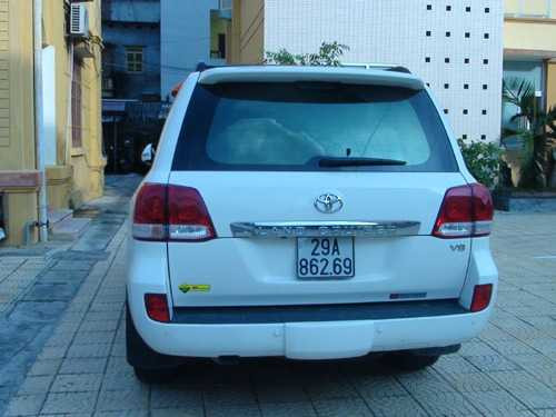 Chiếc xe chở ma túy được đưa về trụ sở cơ quan điều tra.