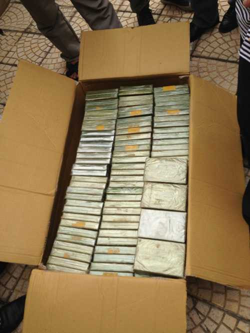 256 bánh ma túy giấu trong bình xăng.