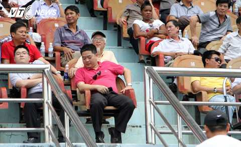 Bầu Thủy về quê ăn chè