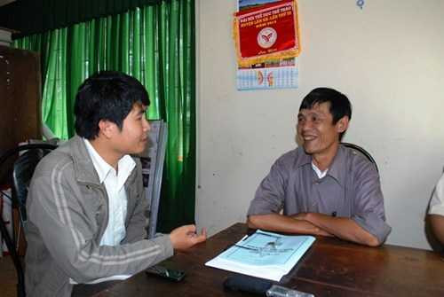 Ông Nguyễn Bình Trọng trao đổi với phóng viên về vụ đốt đền tai tiếng.