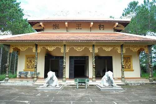 Toàn cảnh đền Trung tế, nơi bị đốt phá.