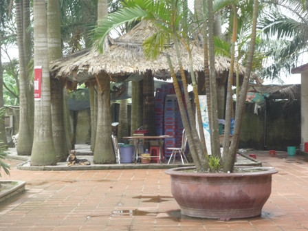 Quán nước bàn trà của học viên Lô Hội giờ "đắp chiếu" nằm đó.