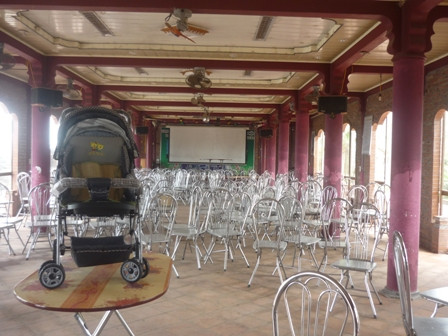 Bên trong lớp học giờ không còn một bóng người