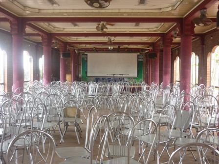 Bàn ghế chất đống, ông chủ của Nguyễn Ngọc Minh Châu vẫn chưa biết sử dụng chúng vào việc gì 