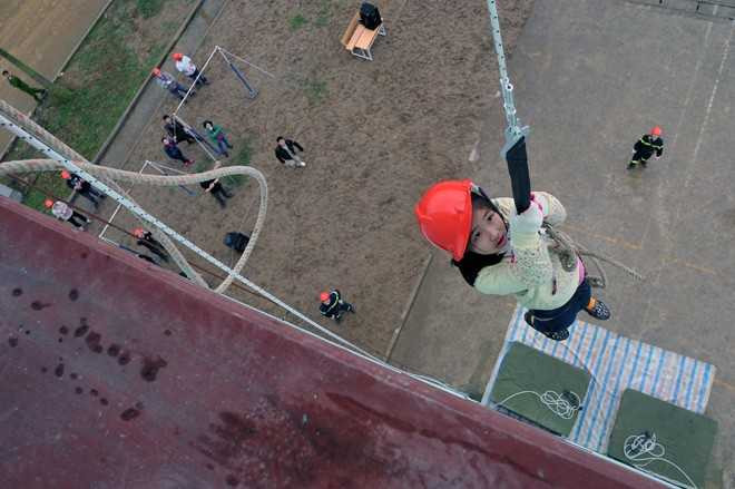 Một em nhỏ tỏ ra rất bạo dạn khi đu từ độ cao gần 30 mét. Bài viết: http://news.zing.vn/Be-gai-du-day-tu-thap-cao-30m-thoat-khoi-hoa-hoan-post357413.html#home_featured.tinnong Nguồn Zing News