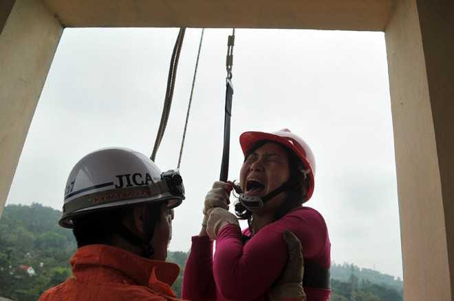 Có người mới đưa chân ra khỏi cửa sổ đã hét toáng lên vì sợ độ cao.