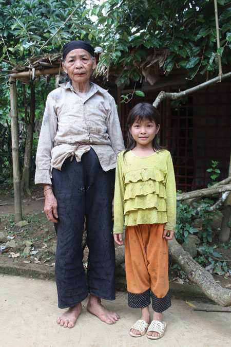 Hai bà cháu cô bé Khánh.