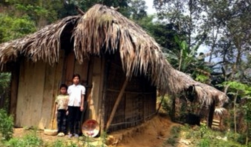 Bé gầy trơ xương: Tìm về 'túp lều bỏ con'