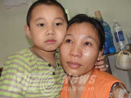 'Bé lớn ung thư, bé nhỏ tàn tật, tôi hết nước mắt rồi'