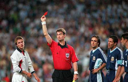 Beckham nhận thẻ đỏ