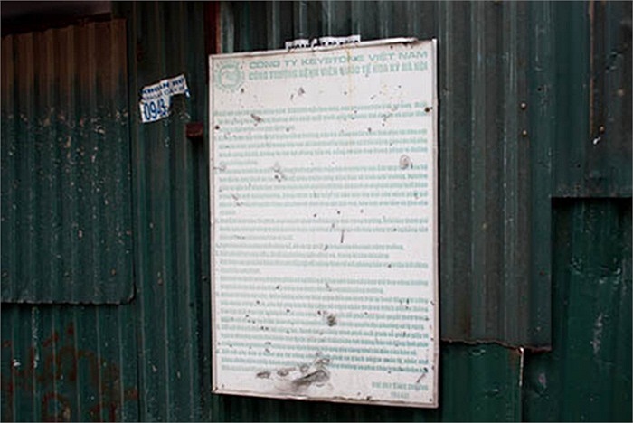 Nội quy ra vào công trường bệnh viện Quốc Tế Hoa Kỳ-Hà Nội mờ nhòe, bẩn thỉu.