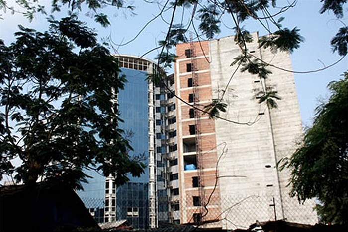 Bệnh viện này từng quảng cáo rầm rộ, với tiêu chuẩn 5 sao, có sân bay trực thăng, tuyển dụng hàng nghìn y, bác sỹ. Hiện toàn bộ 12 tầng thô đã được xây xong, một số hạng muc, thiết bị cũng đã được hoàn thiện nhưng không hiểu ký do gì, bị bỏ hoang.