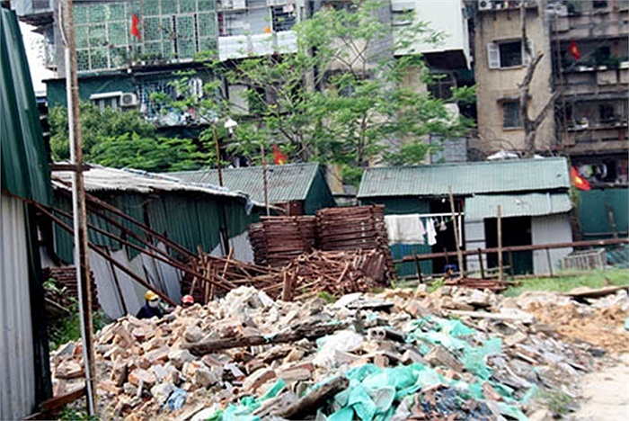 Phía trong tòa nhà là nơi tập kết...rác và giàn giáo gỉ sét.