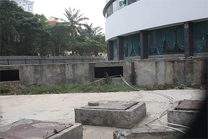 Do bị bỏ hoang trong một thời gian dài nên các hạng mục đã bị rêu, mốc bám đầy