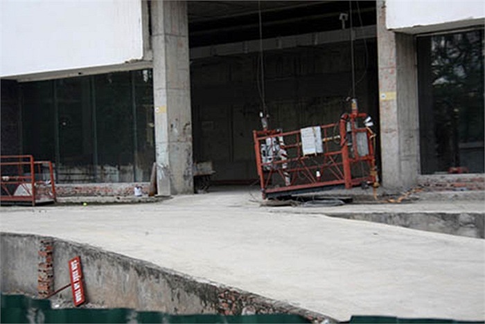 Lối vào sảnh chính bệnh viện ngổn ngang, không một bóng người.