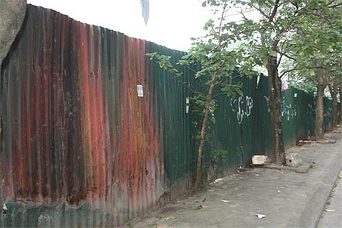 Bờ bao xung quanh công trình này cũng đã bị mục nát.