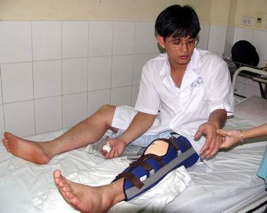 Kỹ thuật viên Nguyễn Quang Thảo bị người nhà bệnh nhân chém nhiều nhát làm đứt dây chằng, vỡ bao khớp gối