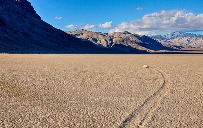 Các nhà khoa học đã đau đầu hơn 100 năm để tìm hiểu về khả năng tự di chuyển của các hòn đá bên trong thung lũng Chết