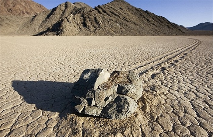 Mỗi hòn đá đều để lại dấu vết trên con đường đã di chuyển, một số hòn đã đi được tới 200m