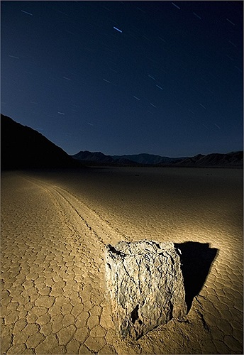 Sự chuyển động của các viên đá trong hoang mạc cằn cỗi khiến nhiều người tưởng tượng đến ma thuật hoặc dấu ấn của người ngoài hành tinh