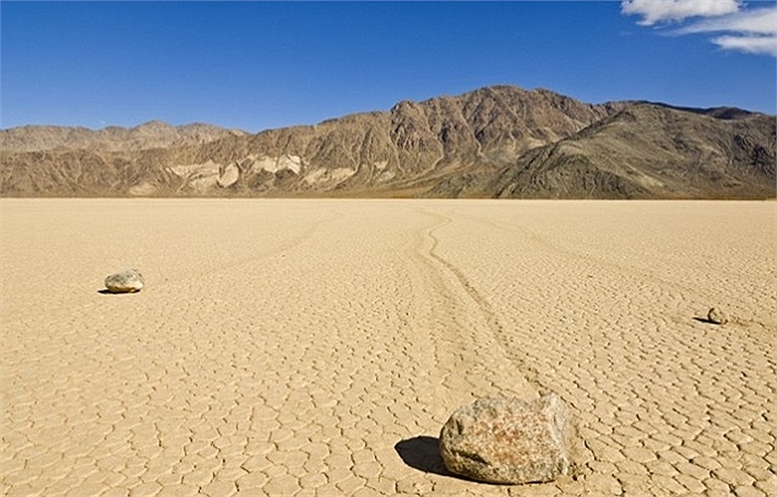 Những viên đá 'chu du' trong lòng thung lũng Chết