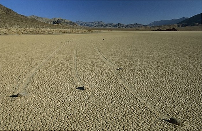 Vệt dài của các hòn đá để lại trong thung lũng