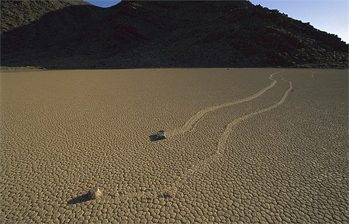 Giờ đây, các nhà khoa học đã tìm ra nguyên nhân sự dịch chuyển của các hòn đá ở đây