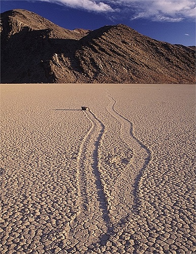 Do chênh nhiệt độ lớn, ban đêm sẽ có 1 lớp băng mỏng hình thành ở mặt tiếp xúc với bề mặt hoang mạc của hòn đá, làm giảm ma sát trực tiếp giữa 2 bề mặt này