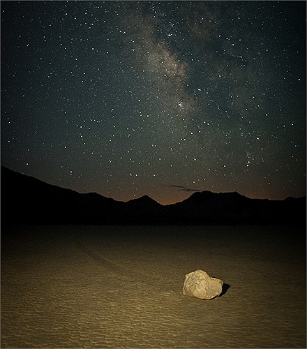 Cùng với đó là những cơn gió của hoang mạc sẽ giúp chúng di chuyển từng mm theo từng ngày, rất khó quan sát bằng mắt thường