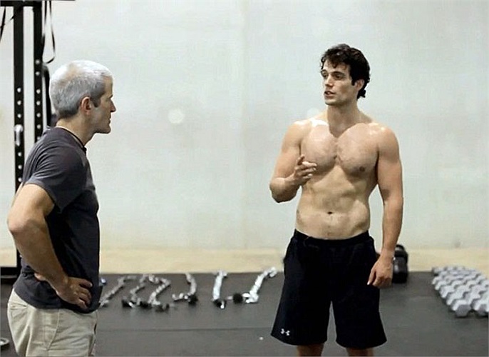 Tự nhận mình hơi quá khổ về trọng lượng, Henry Cavill đã gặp khá nhiều áp lực khi đảm nhận vai chính trong 'Người đàn ông thép'