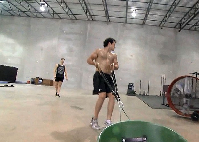 Anh buộc phải tìm đến huấn luyện viên thể hình Mark Twight để tìm sự trợ giúp