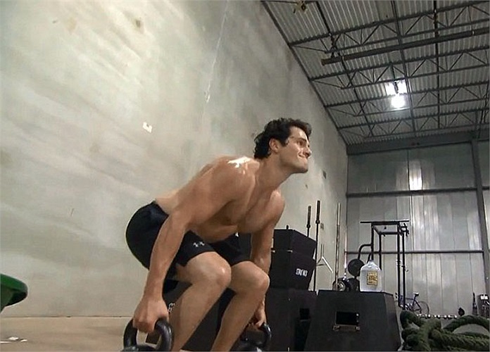 Với sự hướng dẫn của Twight, Cavill giam mình trong phòng tập hàng tháng trời