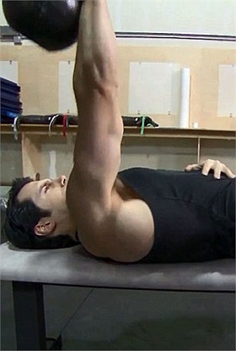 Nhờ sự kiên trì, Cavill đã giảm được gần 10kg