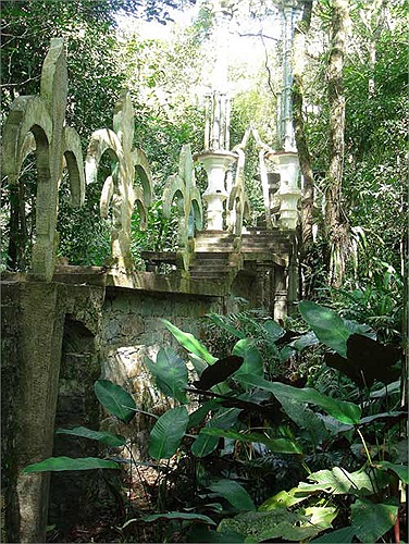 Ông cùng người bạn Plutarco Gastelum đã lên kế hoạch tìm địa điểm xây dựng lâu đài trong suốt 5 năm.