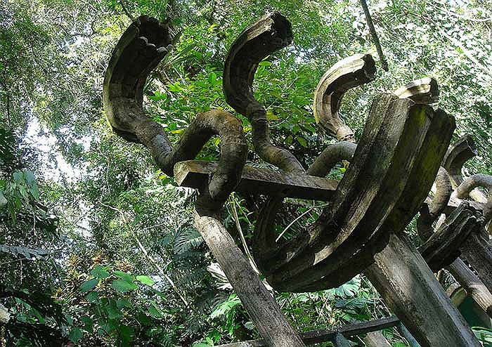 Kiến trúc và nghệ thuật trong tòa lâu đài cũng ảnh hưởng rất nhiều bởi thiên hướng nghệ thuật siêu thực của James.