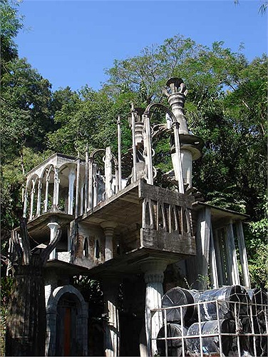 Khắp khu vườn là những tác phẩm tạo hình kỳ lạ, thậm chí có phần quái dị.