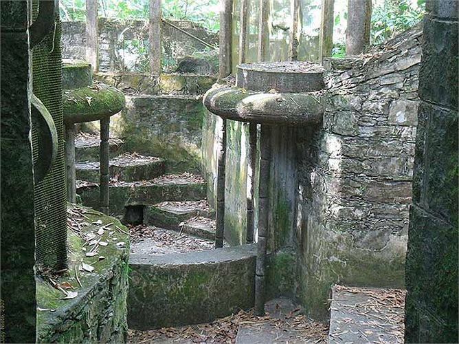 Những tổ hợp kiến trúc bằng bê tô pha trộn giữa kiến trúc đền chùa, nhà thờ và cung điện…mà James và những người bạn của ông đã “phóng tay” sáng tác.