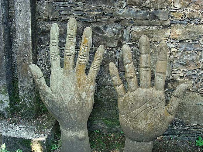 Khi lần đầu tiên nhìn thấy, người ta rất dễ cho rằng đây là tàn tích của một nền văn minh bản địa như là Maya hay Aztec.