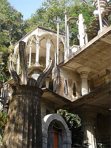 Trên thực tế, nơi này do một người giàu có và lập dị đến từ châu lục khác xây dựng, đó là thi sỹ người Anh Adward James.