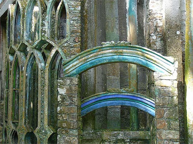 Sinh năm 1907, Adward James là người thừa kế duy nhất khối tài sản khổng lồ của ông trùm đường sắt Hoa Kỳ William James.