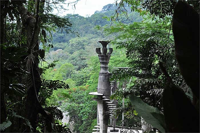 Tuy bố mẹ là những nhà tài phiệt hàng đầu nước Mỹ những Adward James lại định cư ở nước Anh.