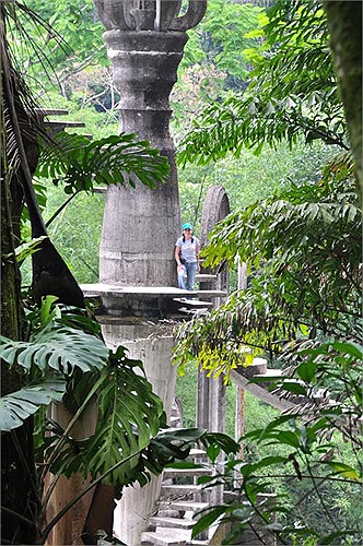 Ông là một nhà thơ, đồng thời cũng là một Mạnh Thường Quân hào phóng đối với nhiều nghệ sỹ ở Anh những năm đầu thế kỷ 20.
