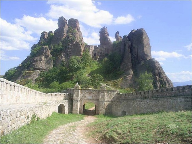 Ở sườn Tây của dãy núi Balkan, Bulgaria có một tòa thành đá kỳ lạ được gọi là Belogradchik.